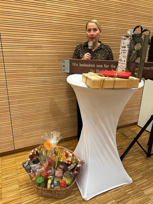 Ffrau Sandring und Präsente.