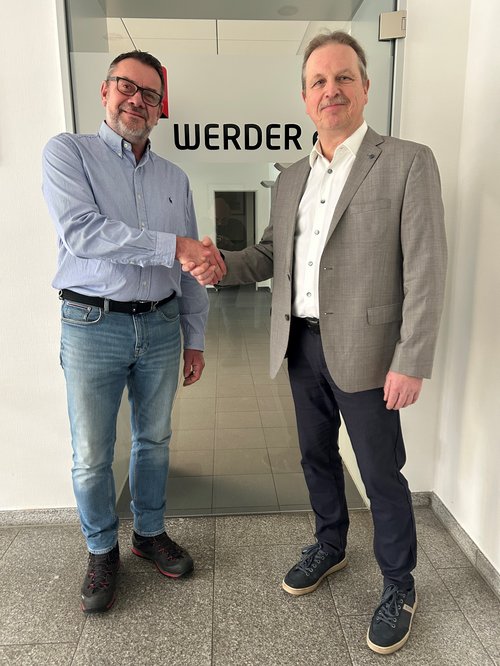 Herr Bernd und Herr Krummschmidt geben sich die Hand.