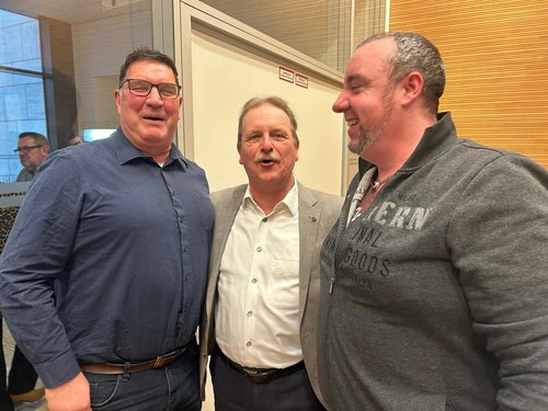 Herr Bernd mit Handwerkern.